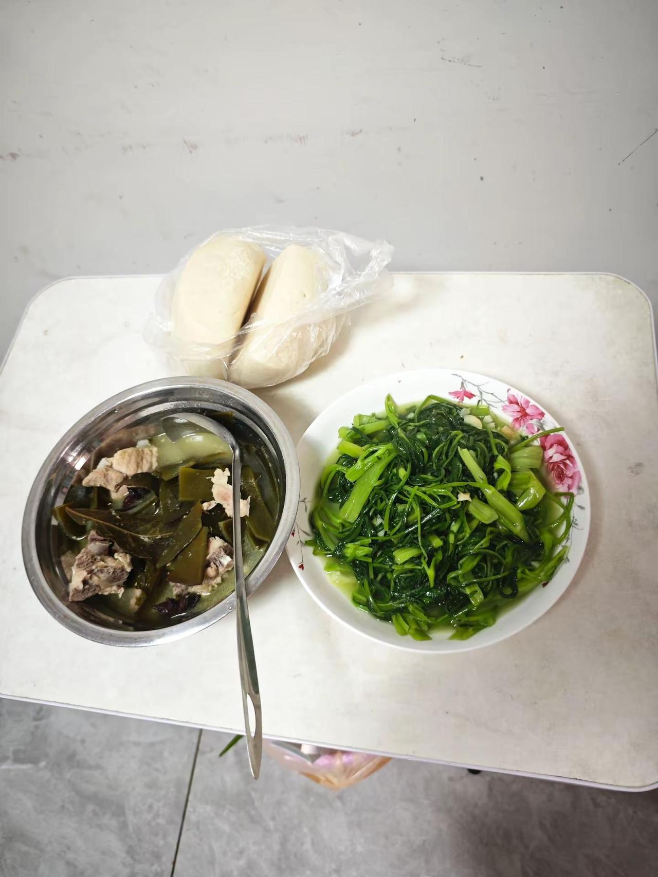 一个孕妇的标准十块钱一餐饭，你能做什么菜呢？我觉得这十块钱总比出去吃快餐好太多了