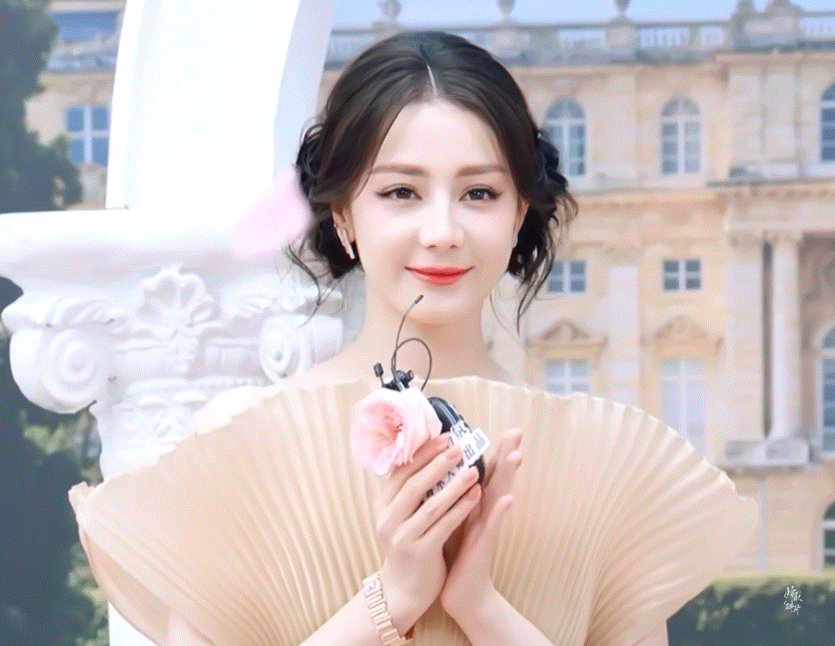 #晚安咪语##迪丽热巴直播# 震撼美貌，看此女直播仿佛能闻到玫瑰花香！晚安～ 