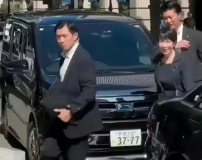 高市早苗又上热搜了。
有人说她开的车牌有“37-77”，暗示什么历史问题。
纯属