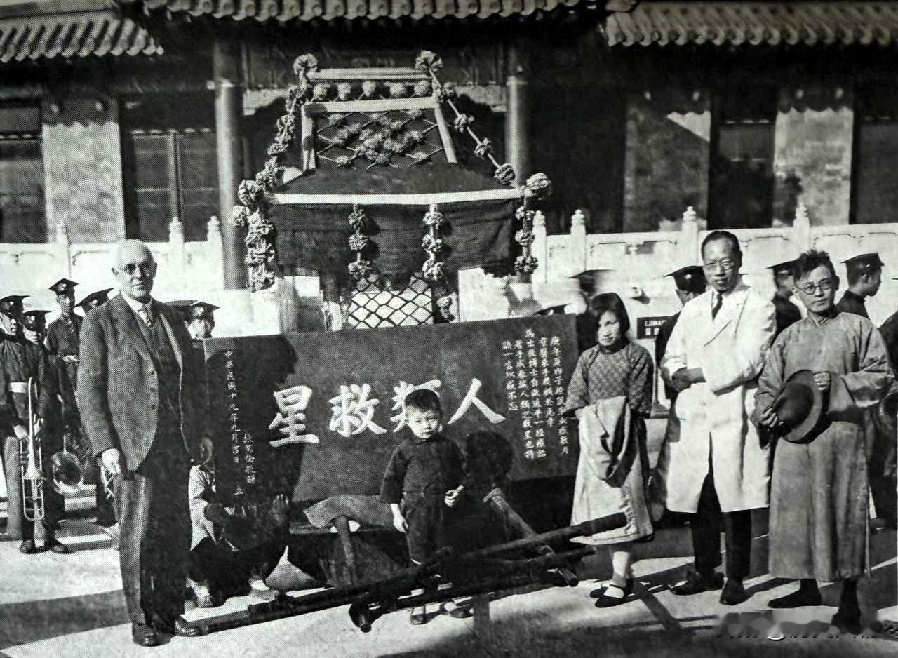 1930年10月22日，张笃伦携家人赴北京协和医院，向英籍妇产科主任马士敦送上写