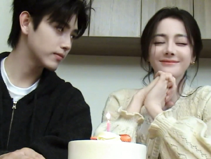 白日提灯剧版迪丽热巴叫陈飞宇段小狐狸  《白日提灯》怎么剧里剧外都这么好嗑！！！