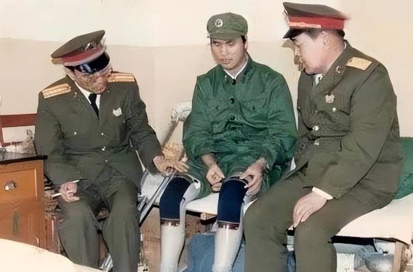 1996年贵州一保安殴打一名失去双腿的三轮车司机，然而当警察看到残疾司机的身份证