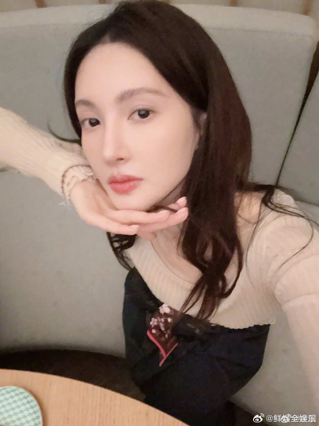 金晨 阿那亚业主松弛感 金晨在阿那亚被抓去走红毯，穿搭超有 “大喜” 那味儿，最