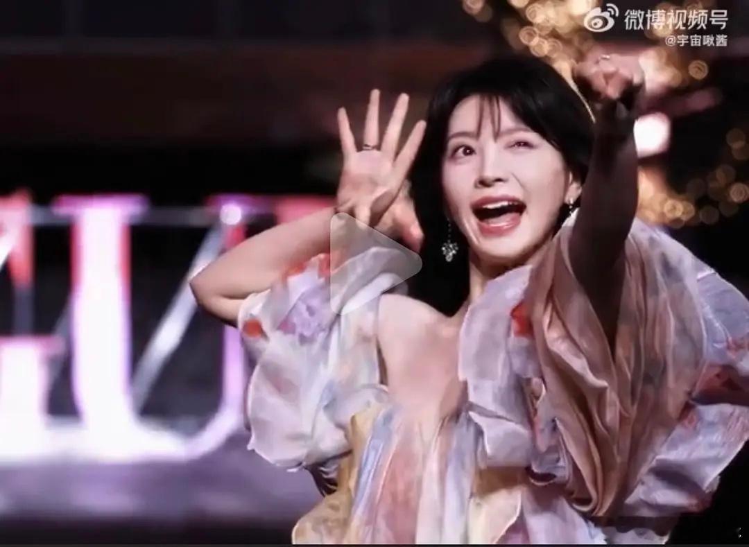 继赵露思之后又一个爱做大表情的 ​​​