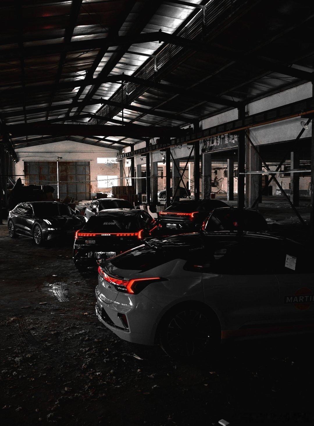 关上车门，世界瞬间安静。闭式双腔空气悬挂从容熨平道路，星空音乐厅营造私人剧场。独