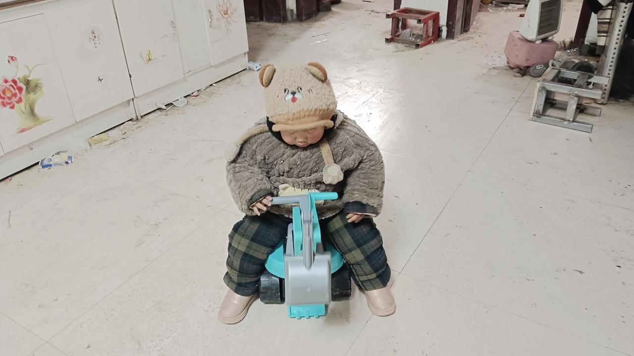 今天，我儿子让我带孙子，我刚带出去一会，就快崩溃了。

小孙子到了我叔家，一个劲