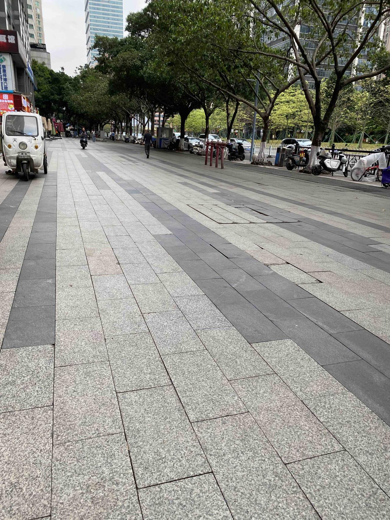 有人在纠结，房子是买近郊的新房好，还是市区内的“老破小”好？

这个看个人喜好吧