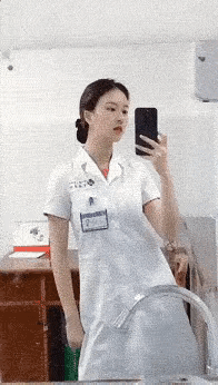 护士小姐姐在医院工作室，下班后健身房的自拍，真是美得让人无法呼吸。
她上班时，穿