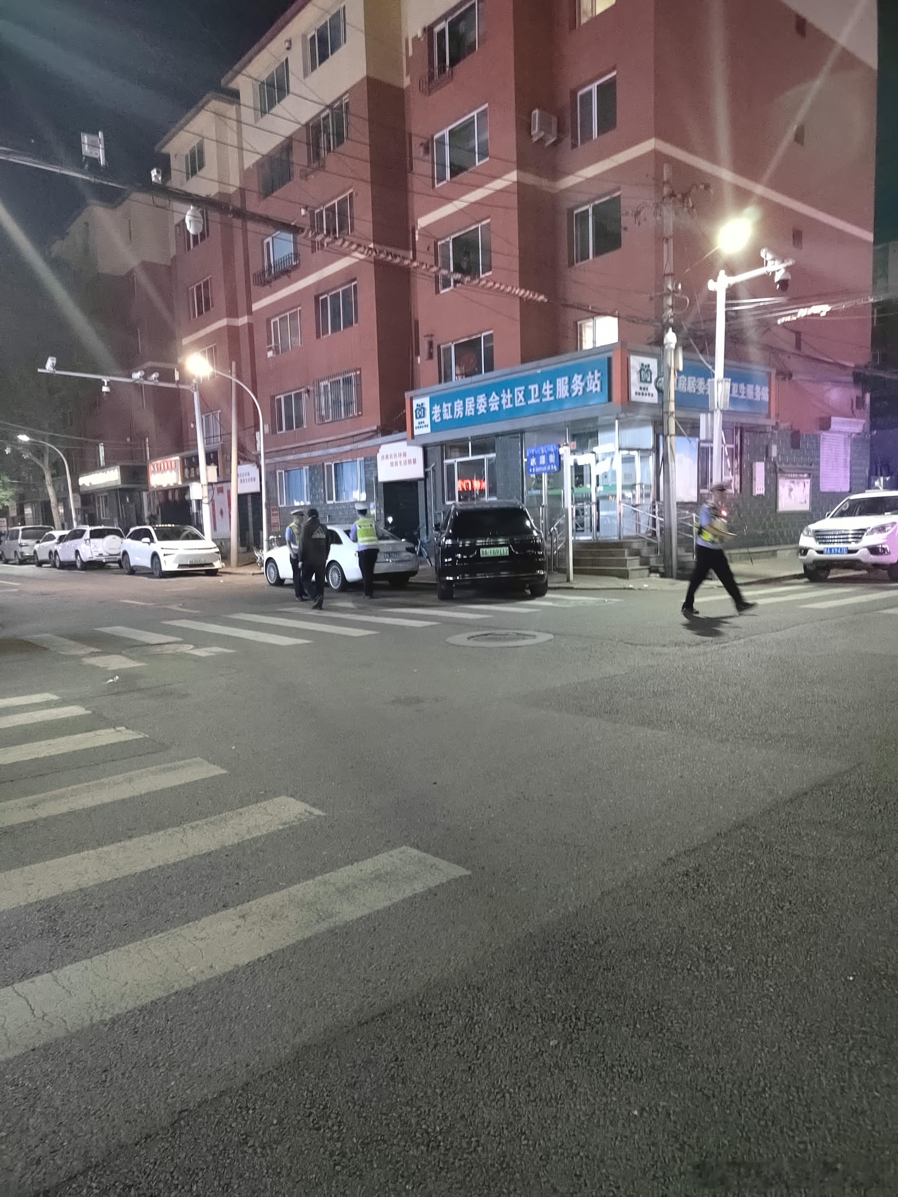 同样是晚上，我是吃完饭后出来遛弯他们是维护交通秩序勤劳的人儿，果然是早起的鸟儿有
