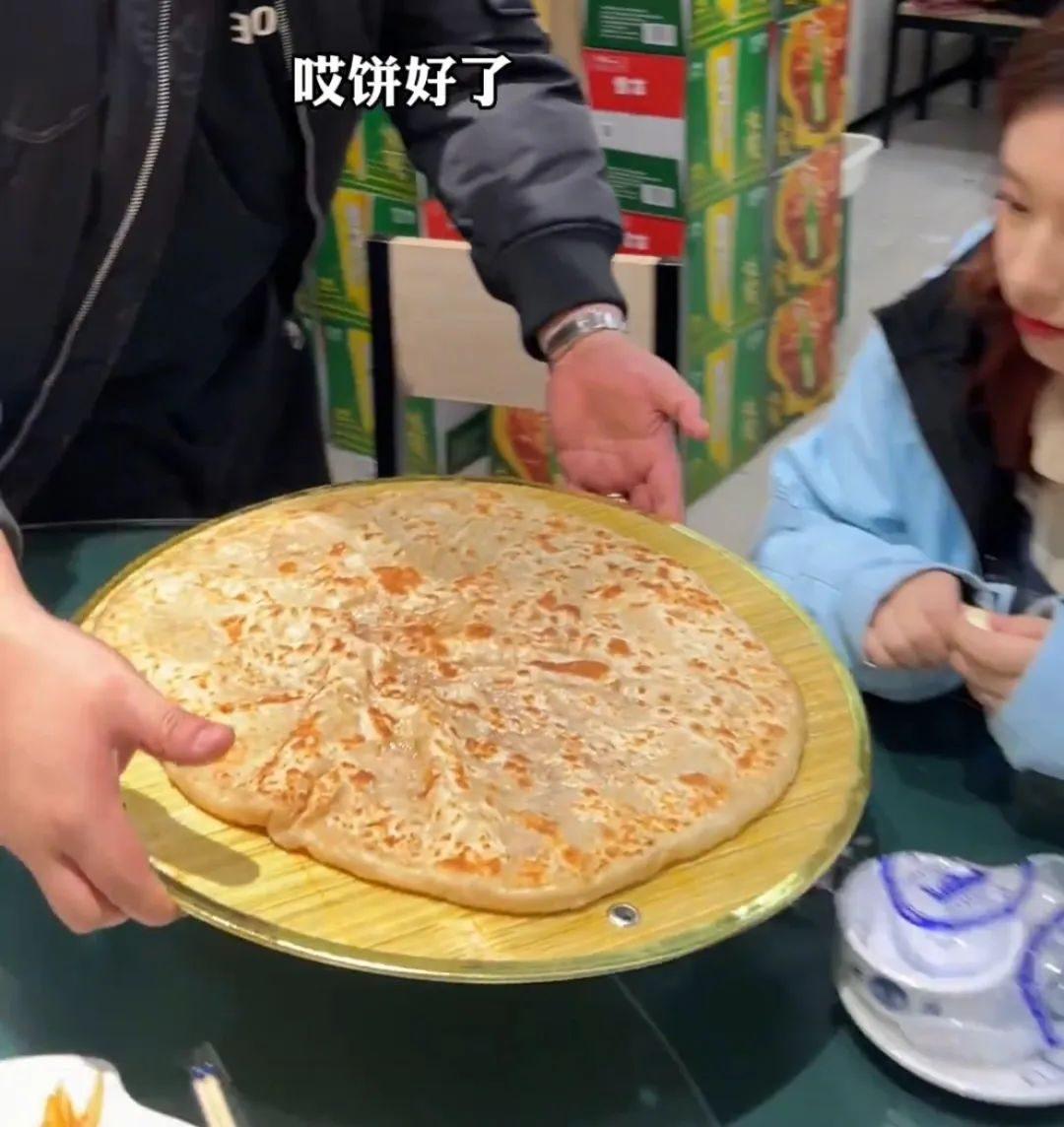 热搜上的“东北馅饼事件”，戳痛月薪2万，吃不起工作餐的年轻人
在一线城市，即使月