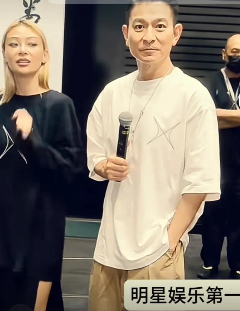 中国最成功的艺人，不接受反驳！ 60多岁面容先不说，这精神状态是真的好他身上有一