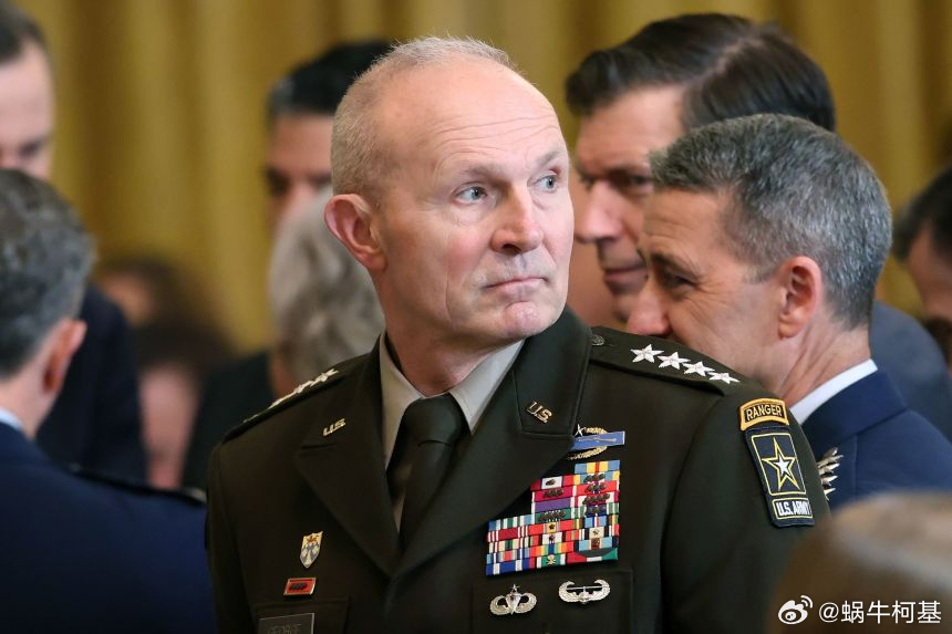 赫格塞斯要求陆军参谋长兰迪·乔治将军辞职并立即退休，外界猜测原因是乔治反对将三角
