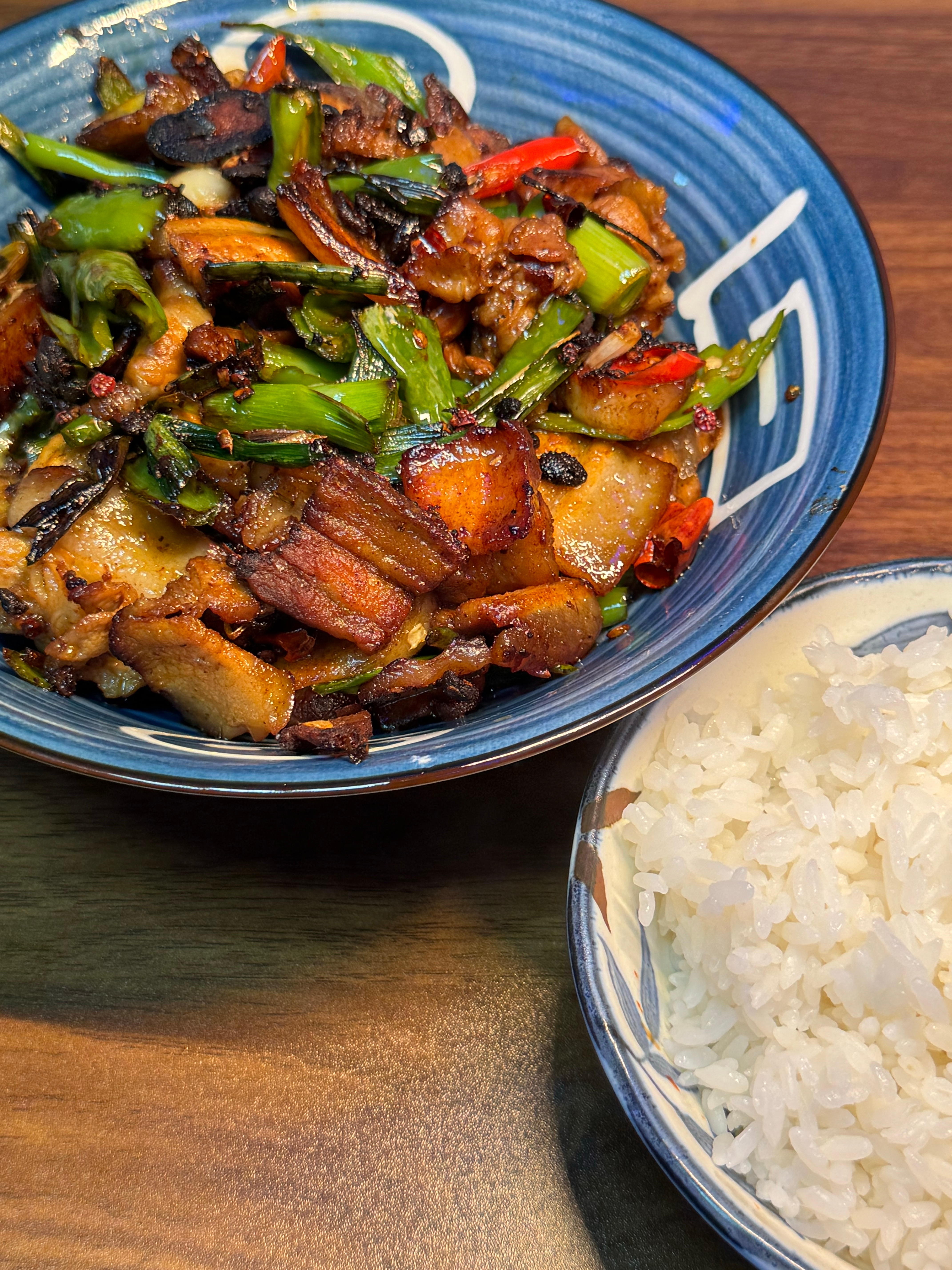 室友今日饮食：做了个回锅肉，看村驴老师的视频说要加一勺糖才好吃，果断加之，结果肉