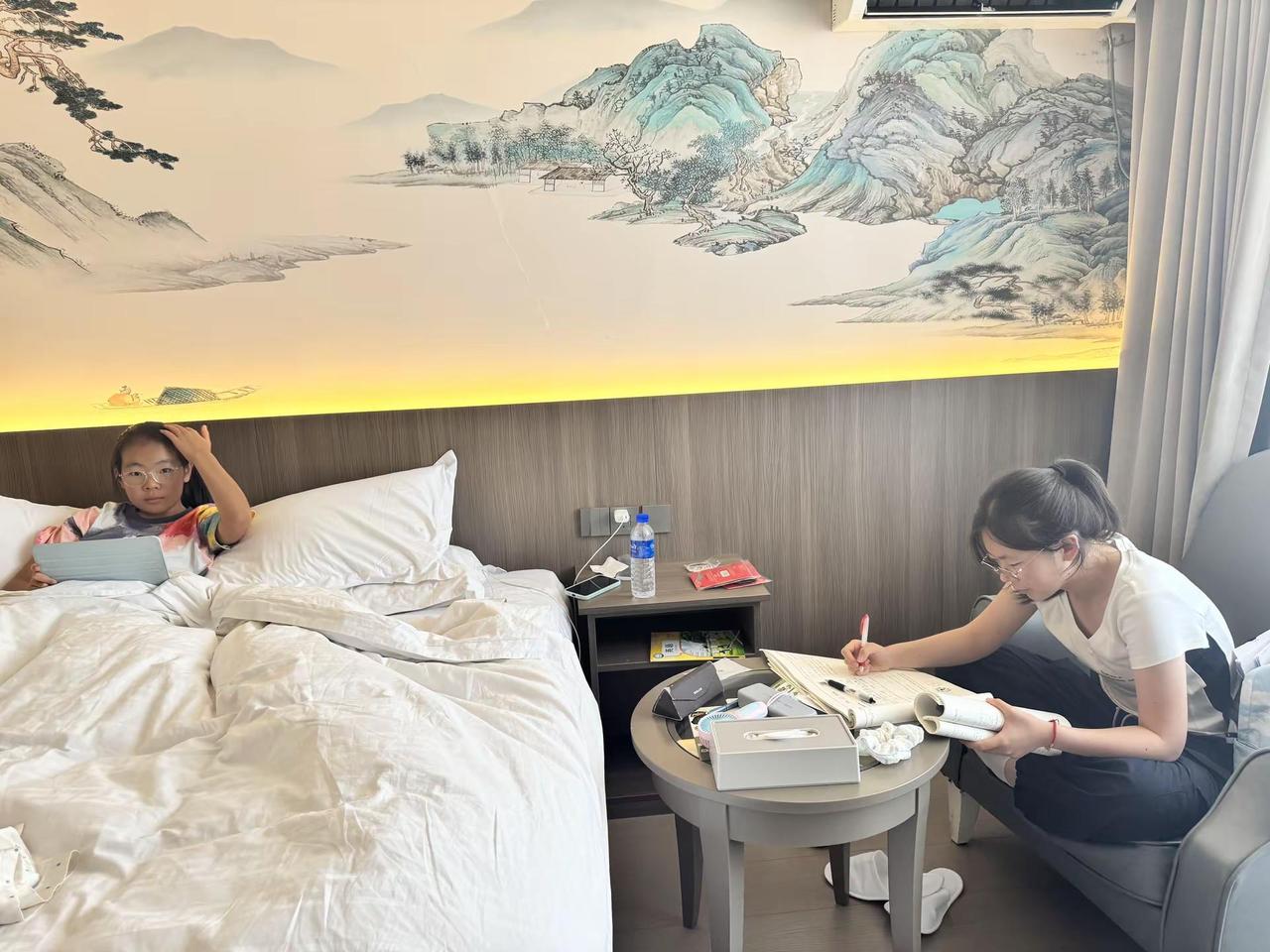 旅游只是换了一个地方的日常 写作业的大妞，玩电子产品的二妞，已经摆烂的我们
