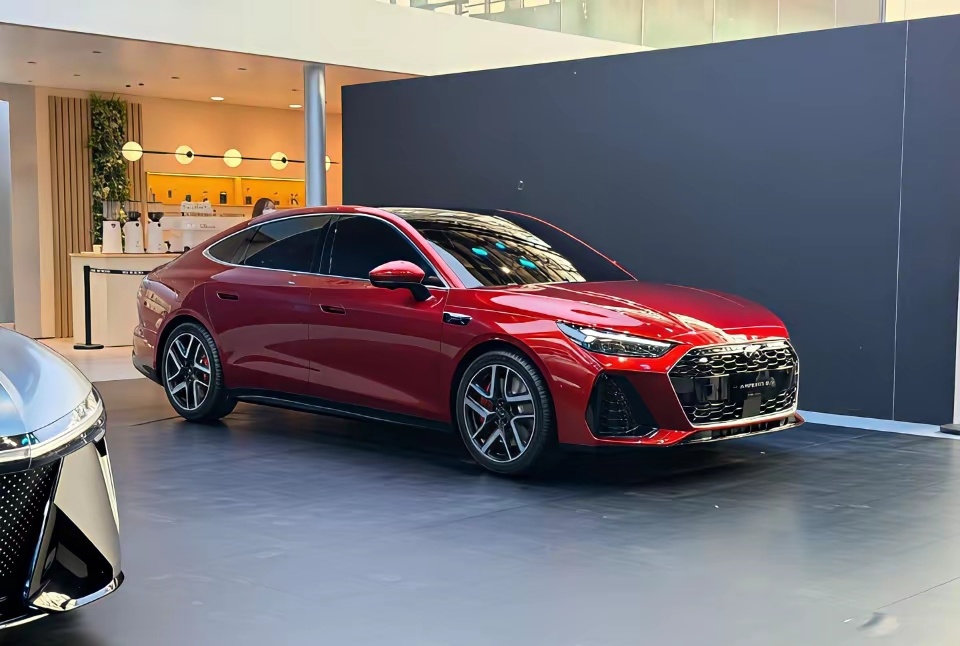 别误会，这是一辆奇瑞只是奇瑞啊奇瑞，你好歹也是一家老企业了不是初创的新势力公司没