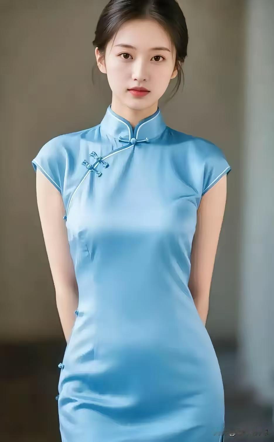 清江引·浅蓝旗袍佳人
浅蓝旗袍如天裁，
娴静同兰霭。
双手插袋柔，
领扣东方脉。