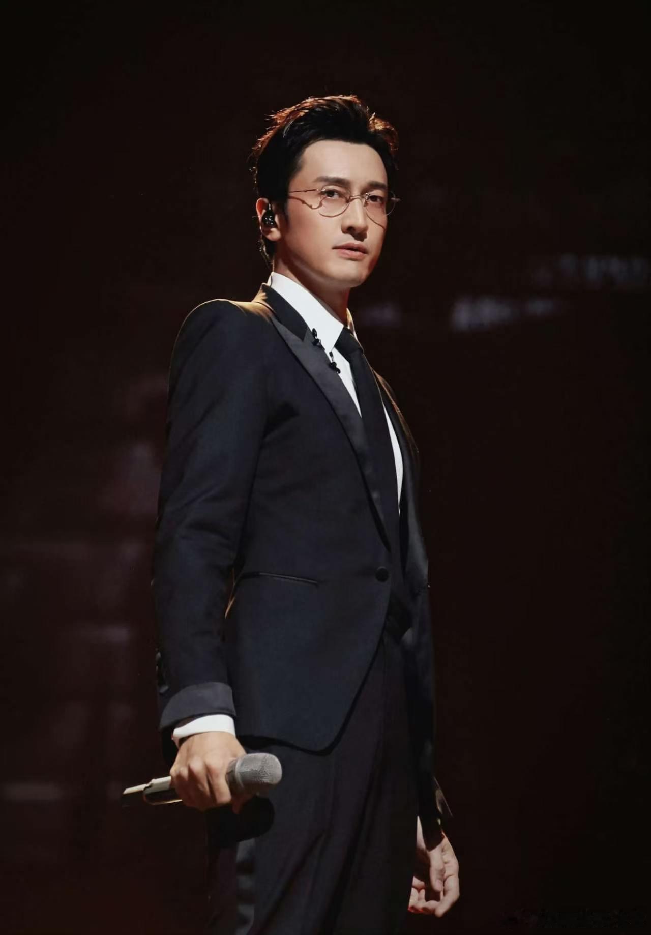王传君王以太艾热王啸坤四个西装暴徒 今晚舞台高光当属西装四人组，王传君西装造型利