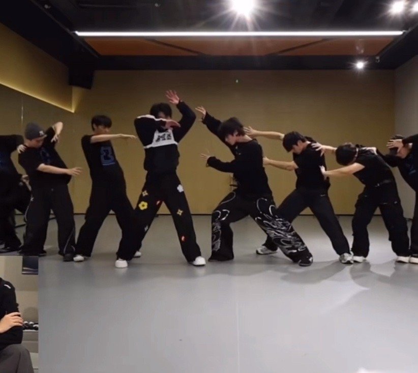 原来练习室里这里是有动作的 正式舞台上对视完怎么这个动作没做了？是设计还是心乱了