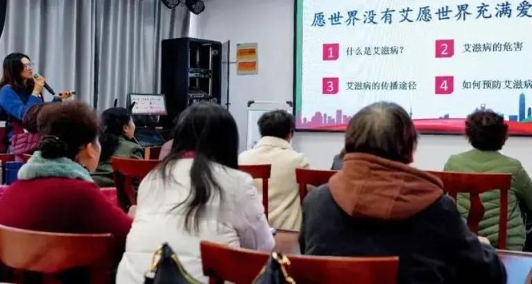 我有点闲钱，也有点闲时间，就跟人去...玩了几次，哪知道会惹上这种病？一位刚确诊