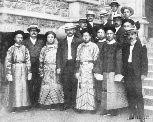 历史老照片：中国官方在世博会上的第一张合影
摄于1904年美国圣路易斯世博会。