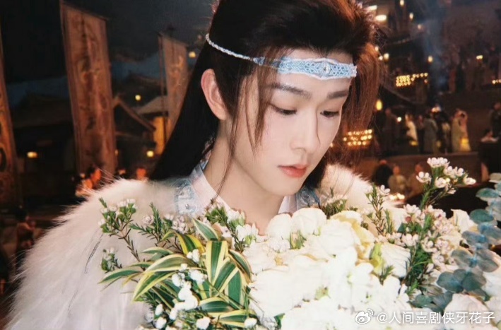 田嘉瑞带着嗷呜参加追剧团田嘉瑞带着寄灵的阿贝贝参加追剧团月鳞绮纪直播 田嘉瑞携嗷