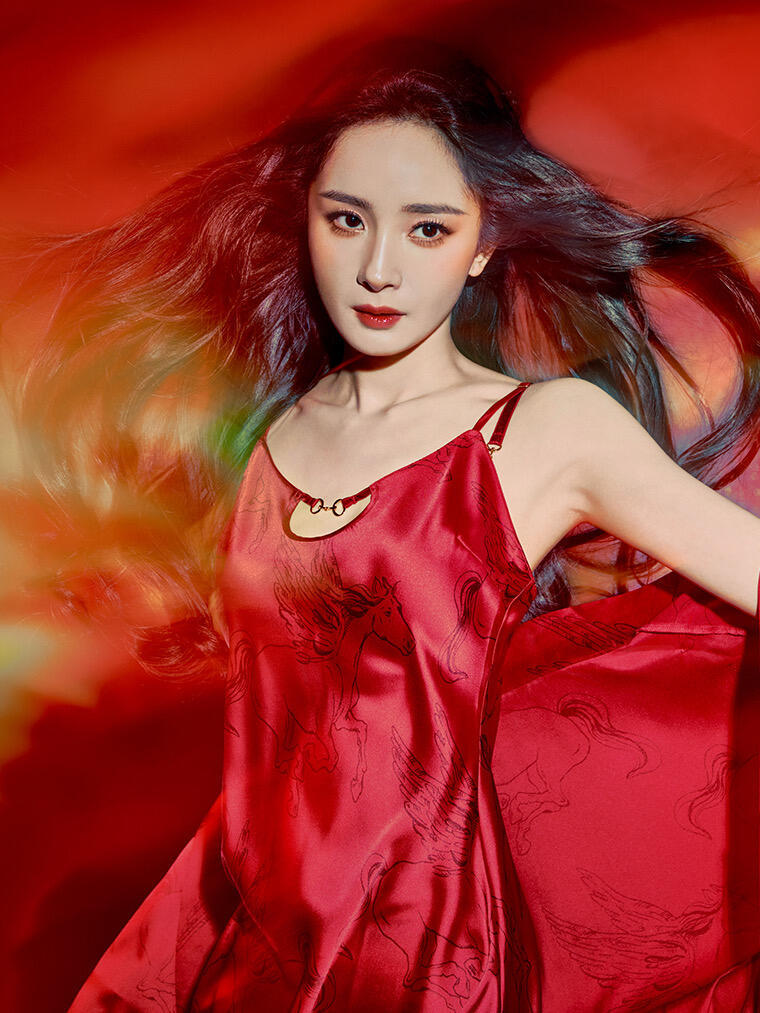 杨幂维密最新物料：官博更新了一组宣传照 