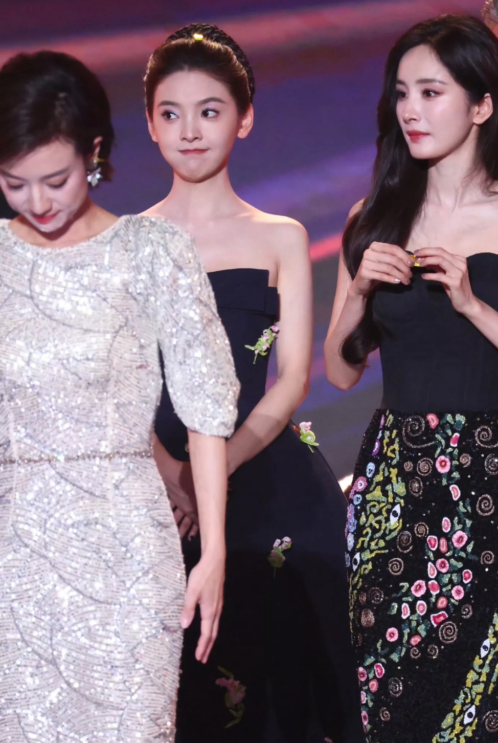 杨幂章若楠周雨彤同框杨幂、章若楠、周雨彤三位演员在“中国广播电视精品创作大会”的