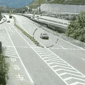 这样掉头，不就是自取灭亡吗？感觉像是去碰瓷货车的。