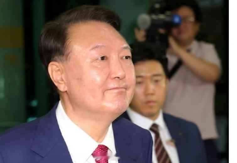 韩国特检组对前总统尹锡悦执行拘捕令失败他们起初企图说服尹锡悦自愿离开收容室，但尹