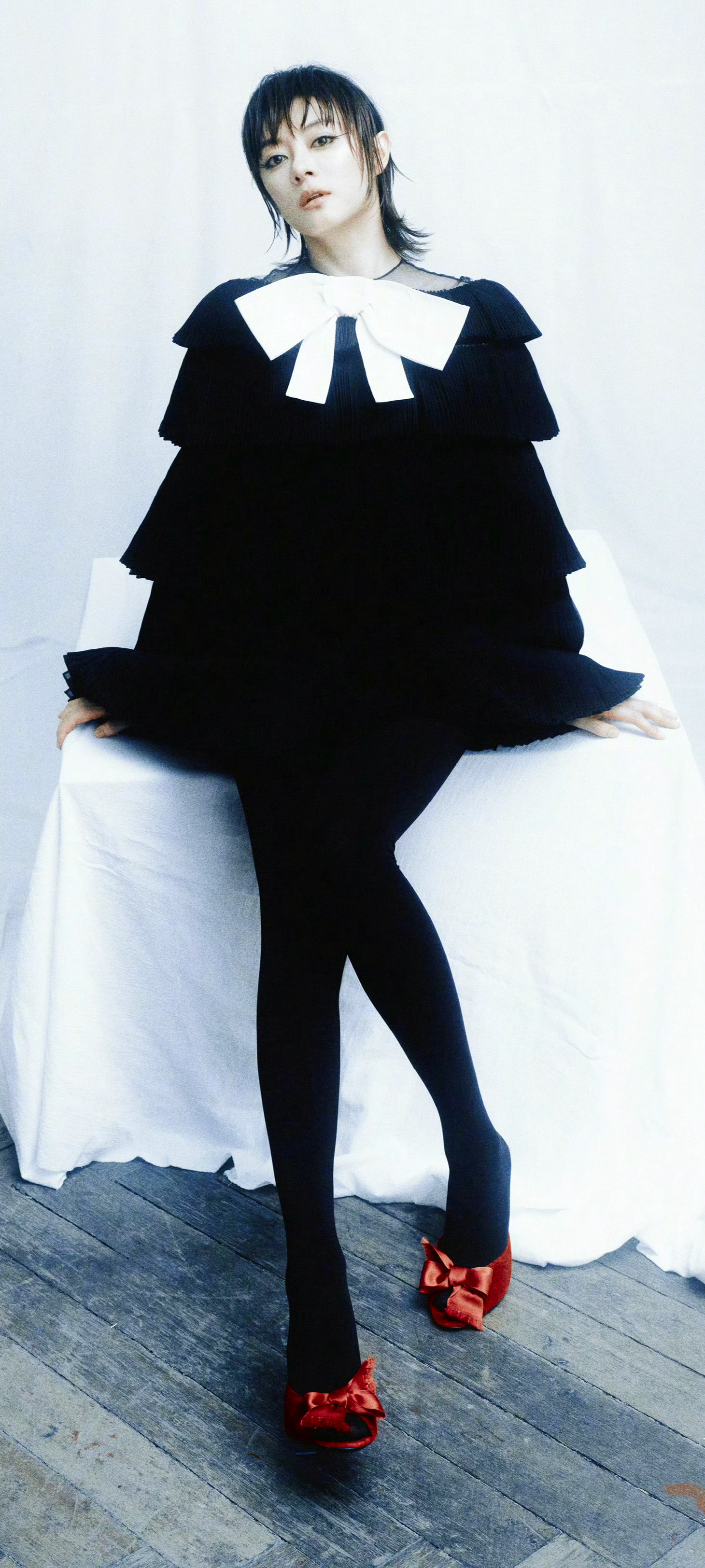 孙俪 危险又迷人，邪魅孙俪ELLE四月刊封面厚版的红与黑❤️🖤孙俪