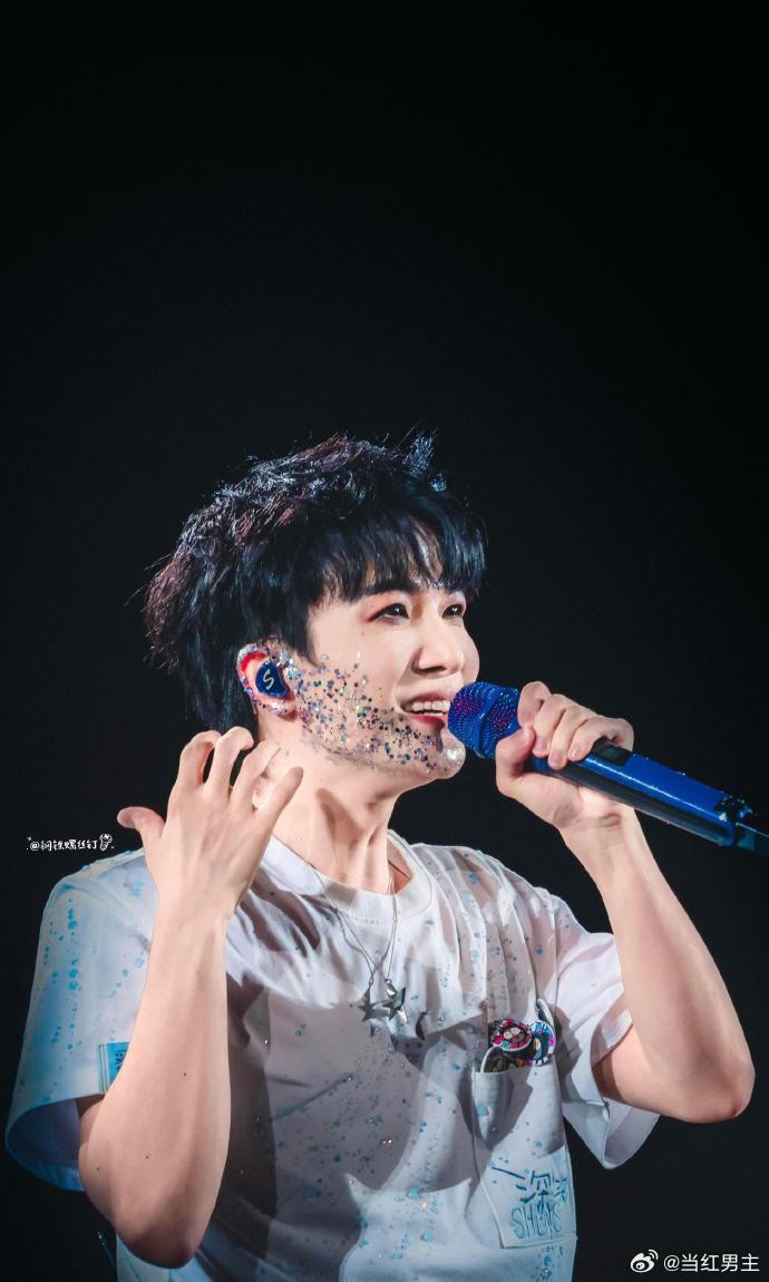 周深你好响笑发财了， 周深这波贴脸互动也太有梗了，两个人都是很有趣的人，这样的互