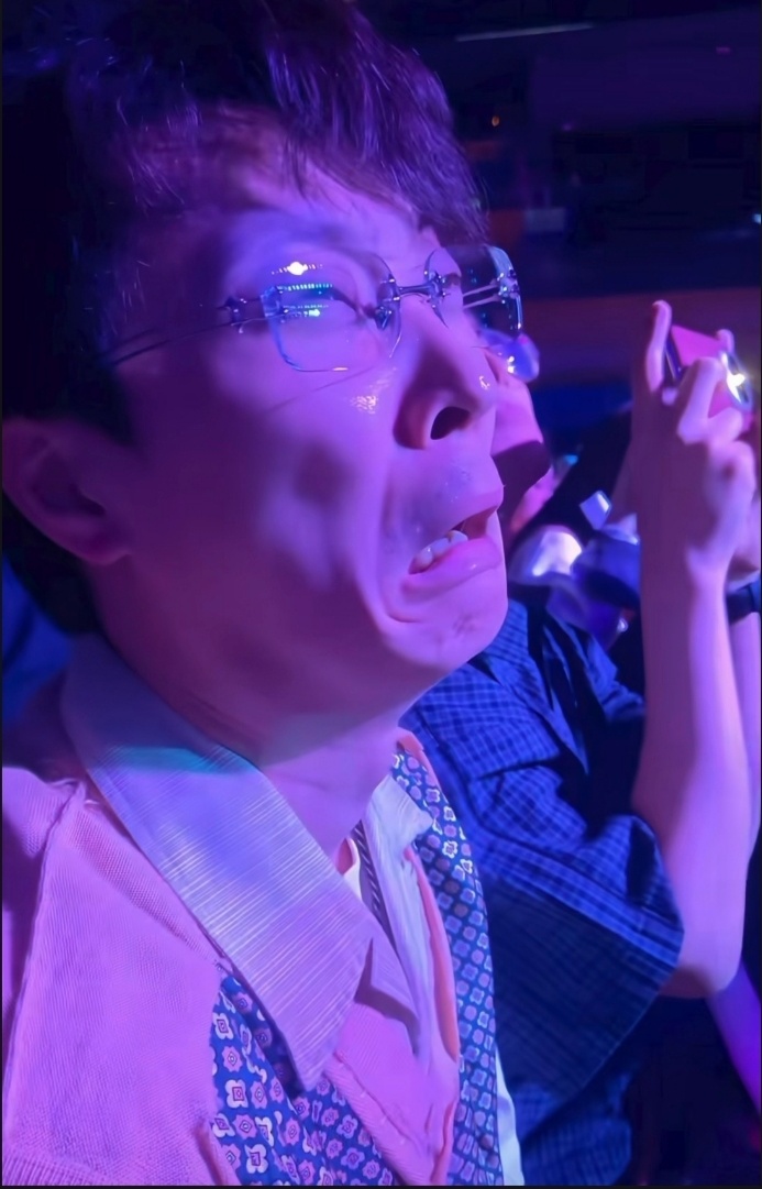 郁可唯演唱会观众席喜人团建没想到在郁可唯的演唱会上邂逅暖心一幕，王男、周铁男、李