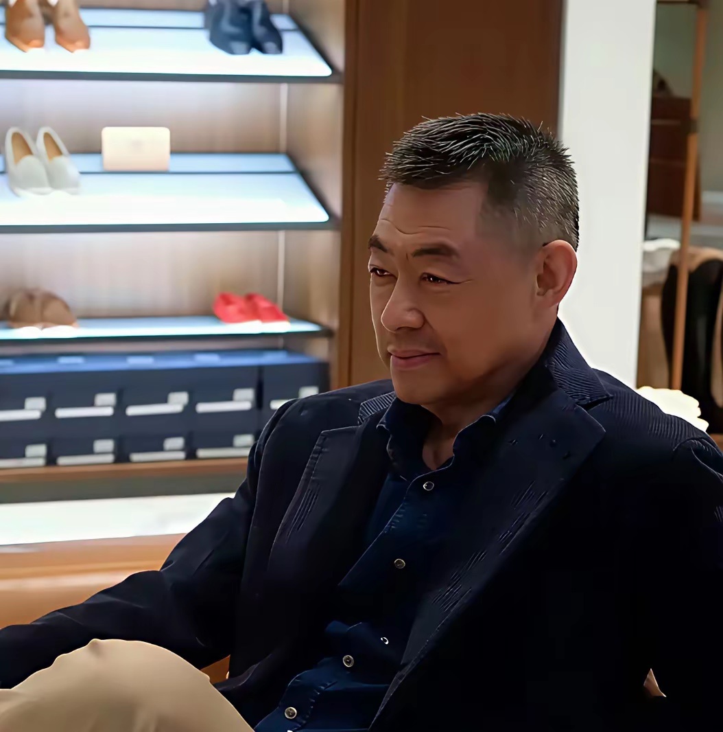 不愧是朱珠的父亲，看着让人好有压迫感，有没有人知道他父亲是做啥的？ 