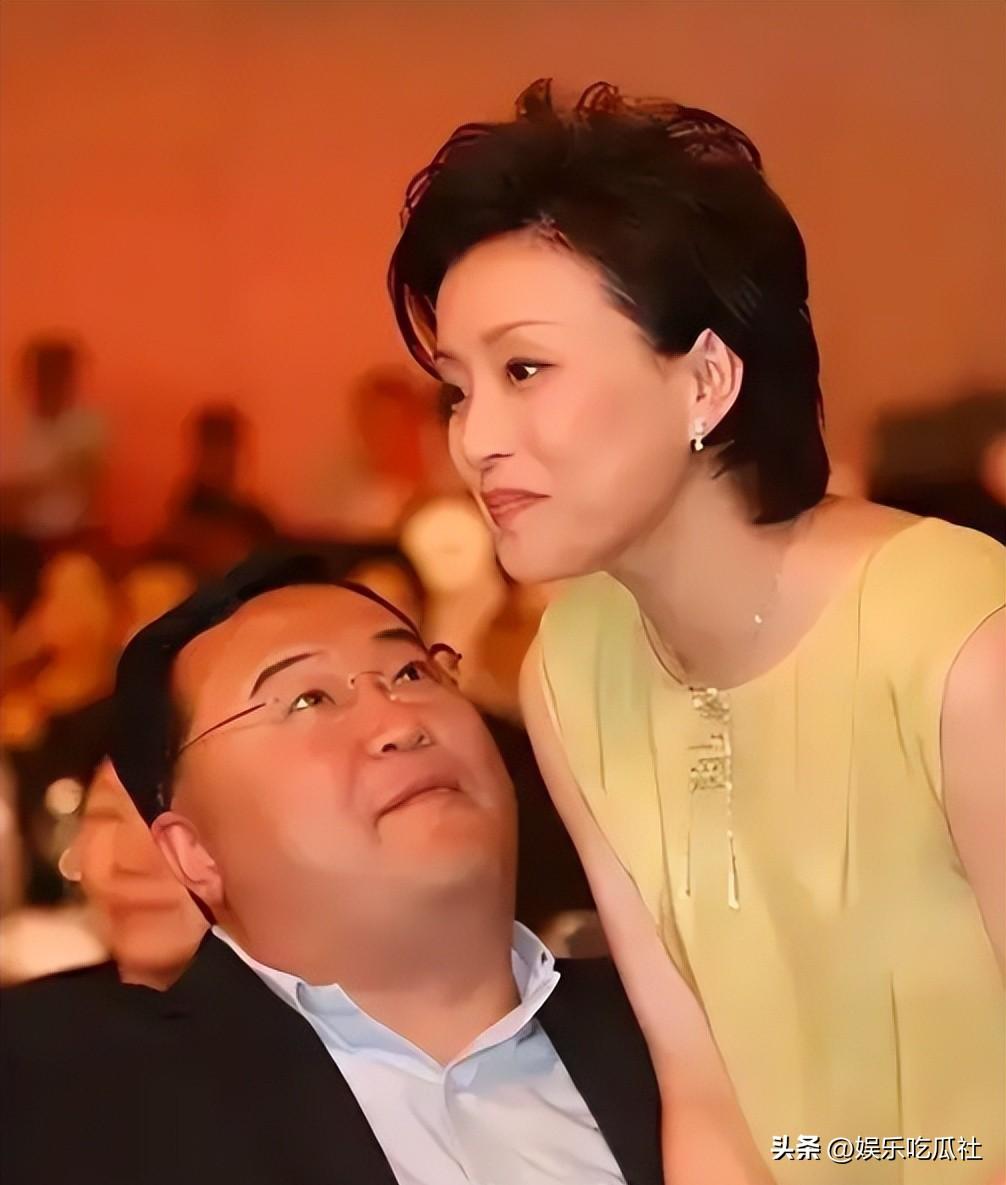 “央视一姐”27岁嫁百亿富豪，抛弃糟糠之夫，如今她过的还好吗？
 
当年她和第一