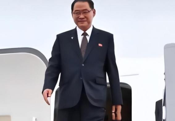 谁能想到，那个被中国制裁了整整六年、在国会山上喊“中国威胁”喊得最凶的男人，从北
