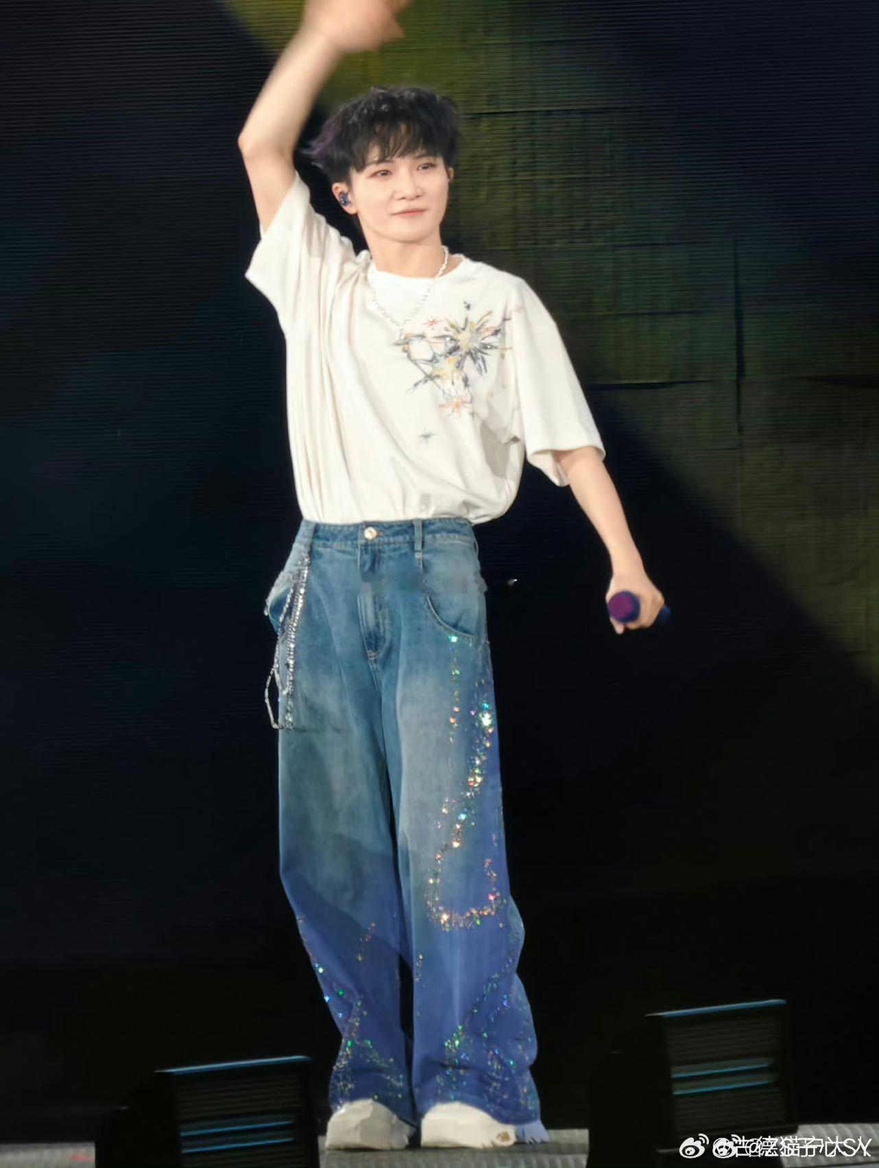 周深现场首唱吉量 惊喜不断！周深倾情首唱《吉量》，现场高音绝了，期待明天带来更多