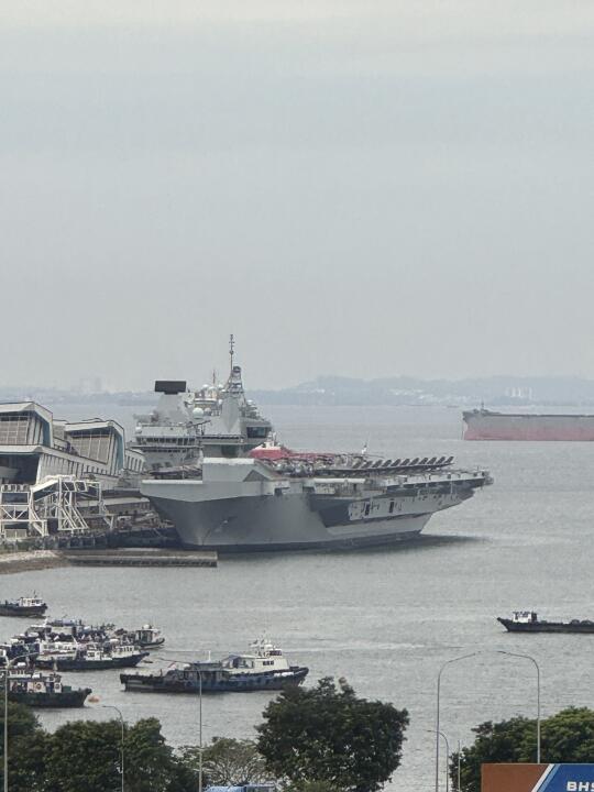 🇸🇬上班上猛了，在窗外看到了英国的航母？！