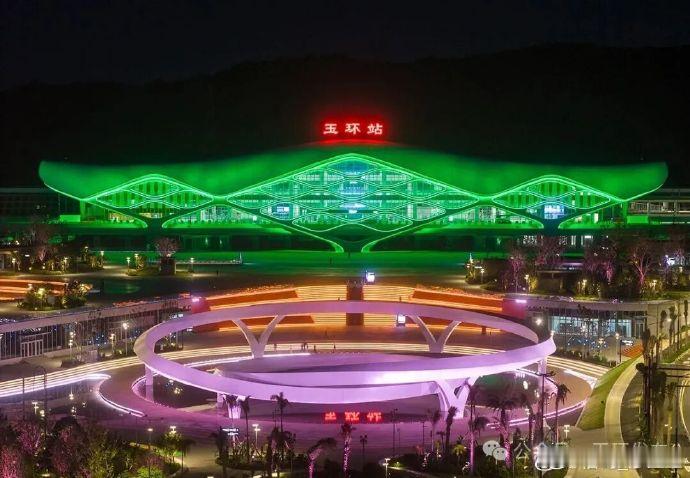 玉环站璀璨山海间   杭台高铁温玉段通车在即，玉环站亮化完工，渔都海韵灯光勾勒滨