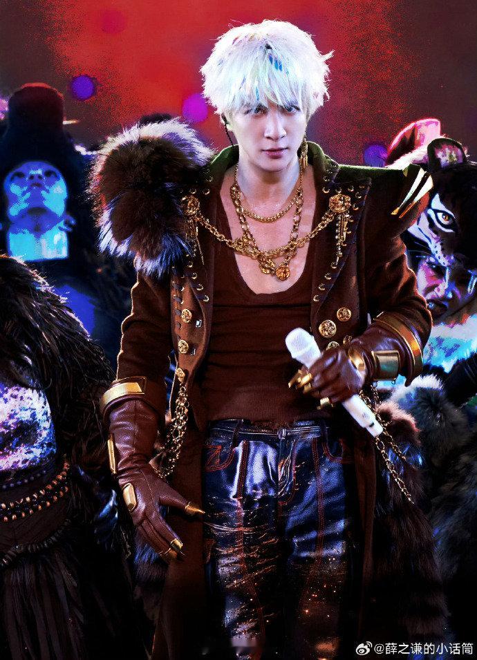 薛之谦演唱会南京站官宣 心怀敬畏对抗世间桎梏，踏碎风霜登临荣耀王座。薛之谦南京站