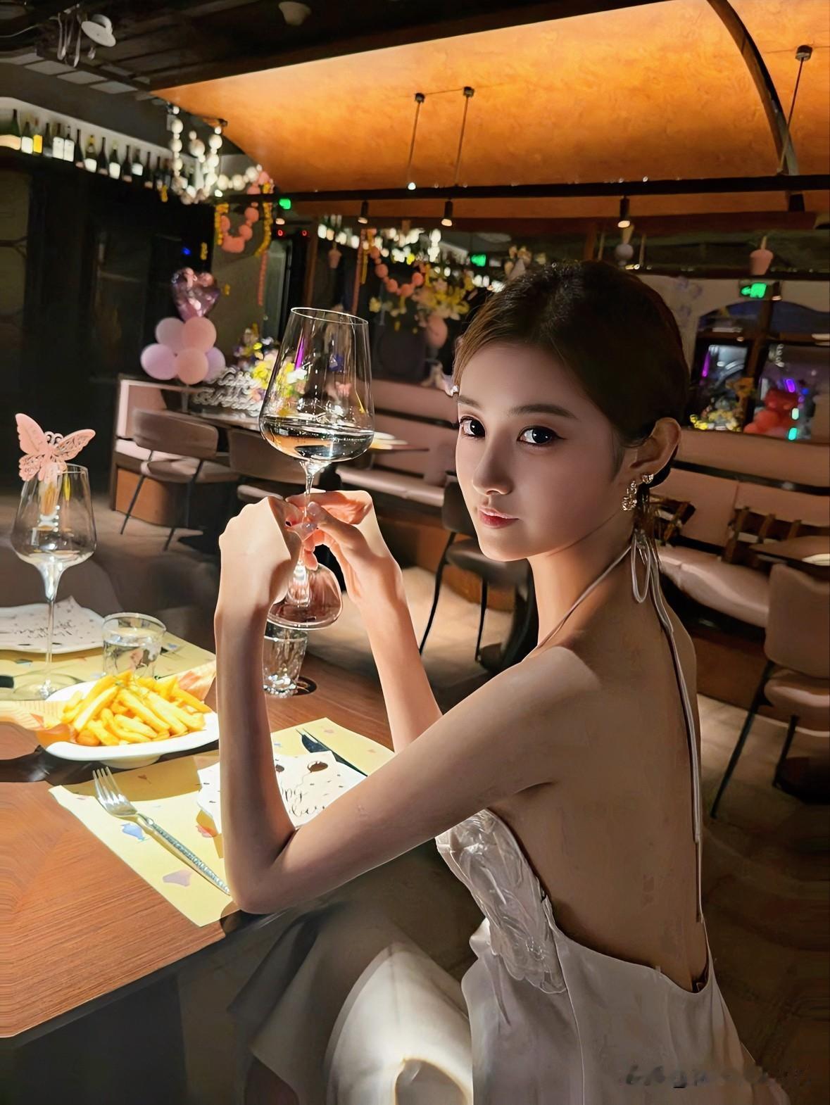 杯盏摇曳，夜色入怀。