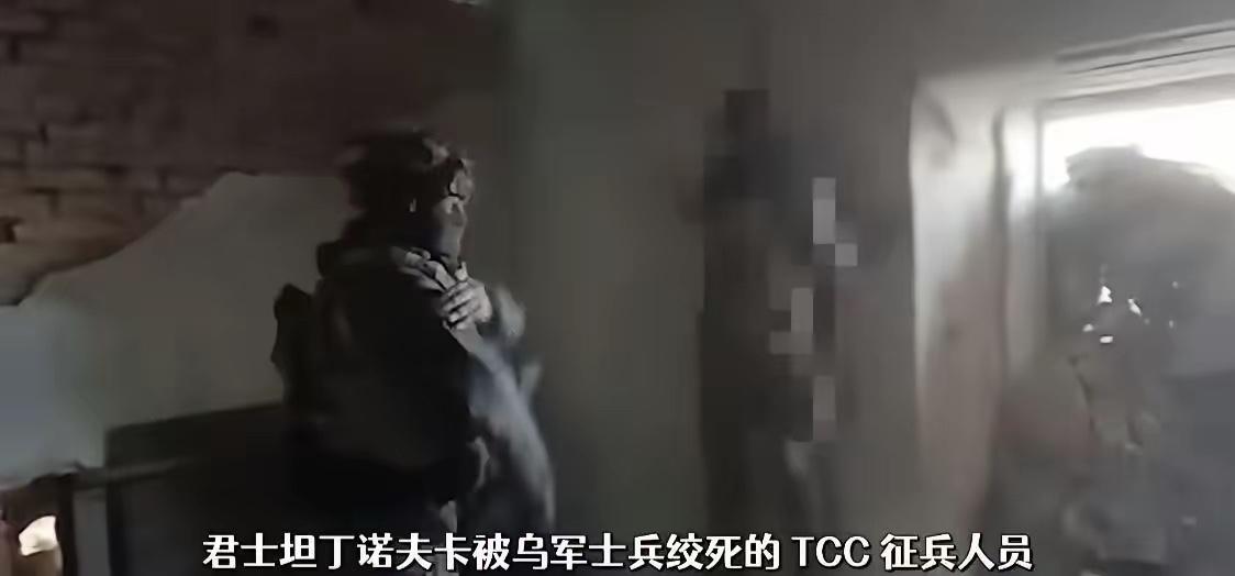 俄军南部集群士兵在顿河康斯坦丁诺夫卡的一栋建筑内的墙上发现一具被乌军壮丁绞死的乌