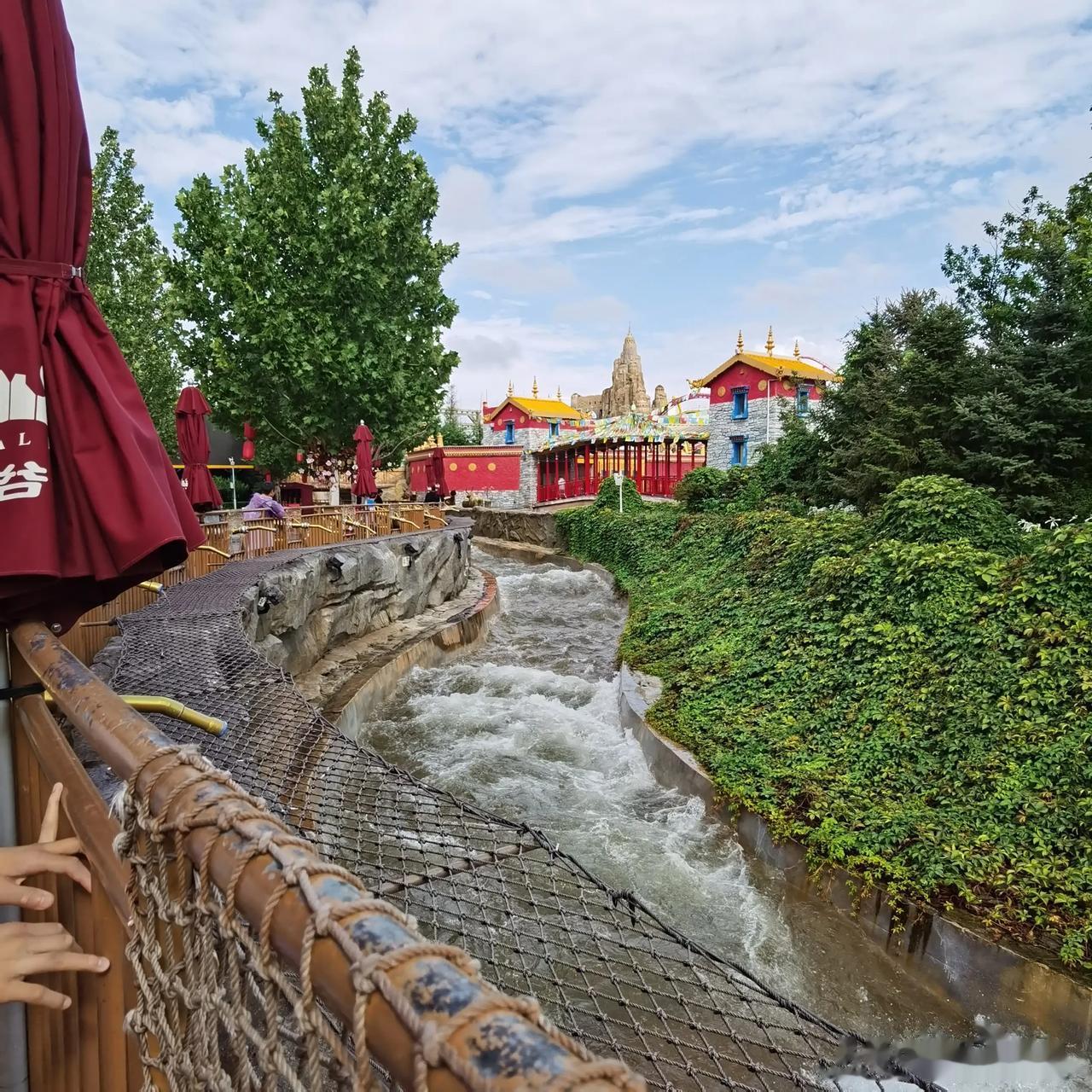  
心情不好就请来欢乐谷欣赏最惨绝人寰的项目，雅鲁藏布大漂流～
欢乐谷雅鲁藏布大