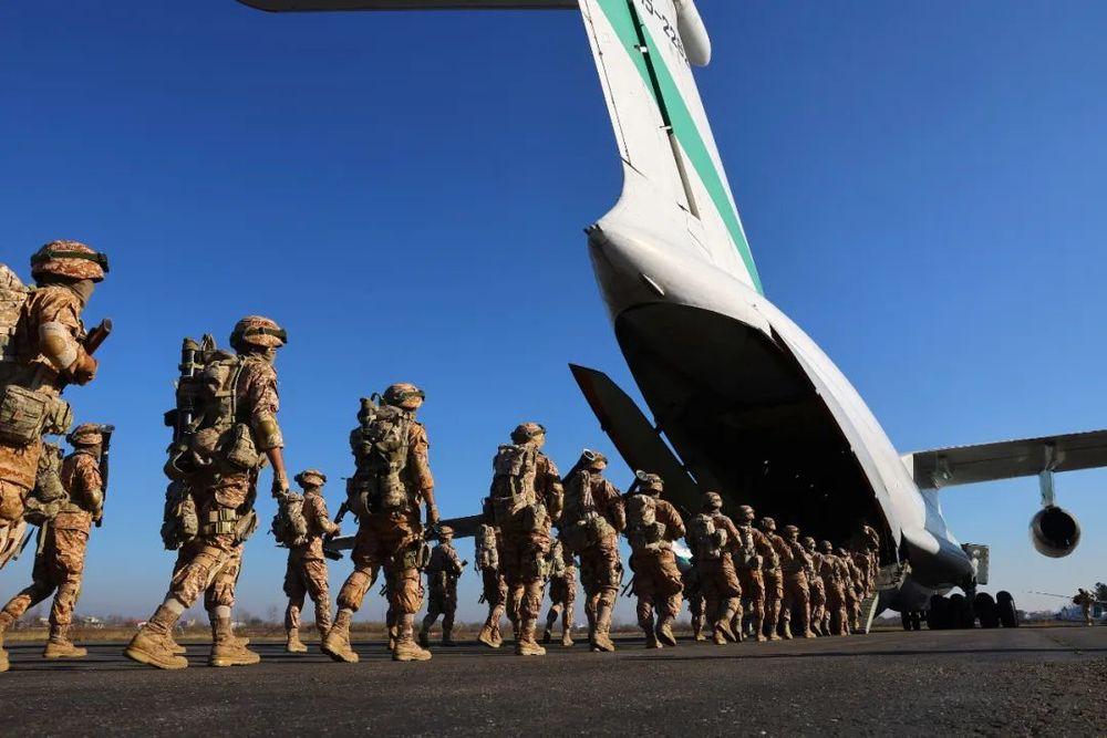 天空撕开一道口子，巨大黑影猛地插进巴基斯坦的努尔·汗空军基地。日前又一架美军C-