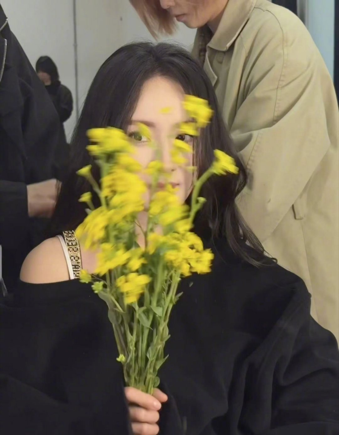 杨幂别猜我本莫测 不愧是我幂姐，当之无愧的商务女王，各种奢牌就这样吻了上来，当然