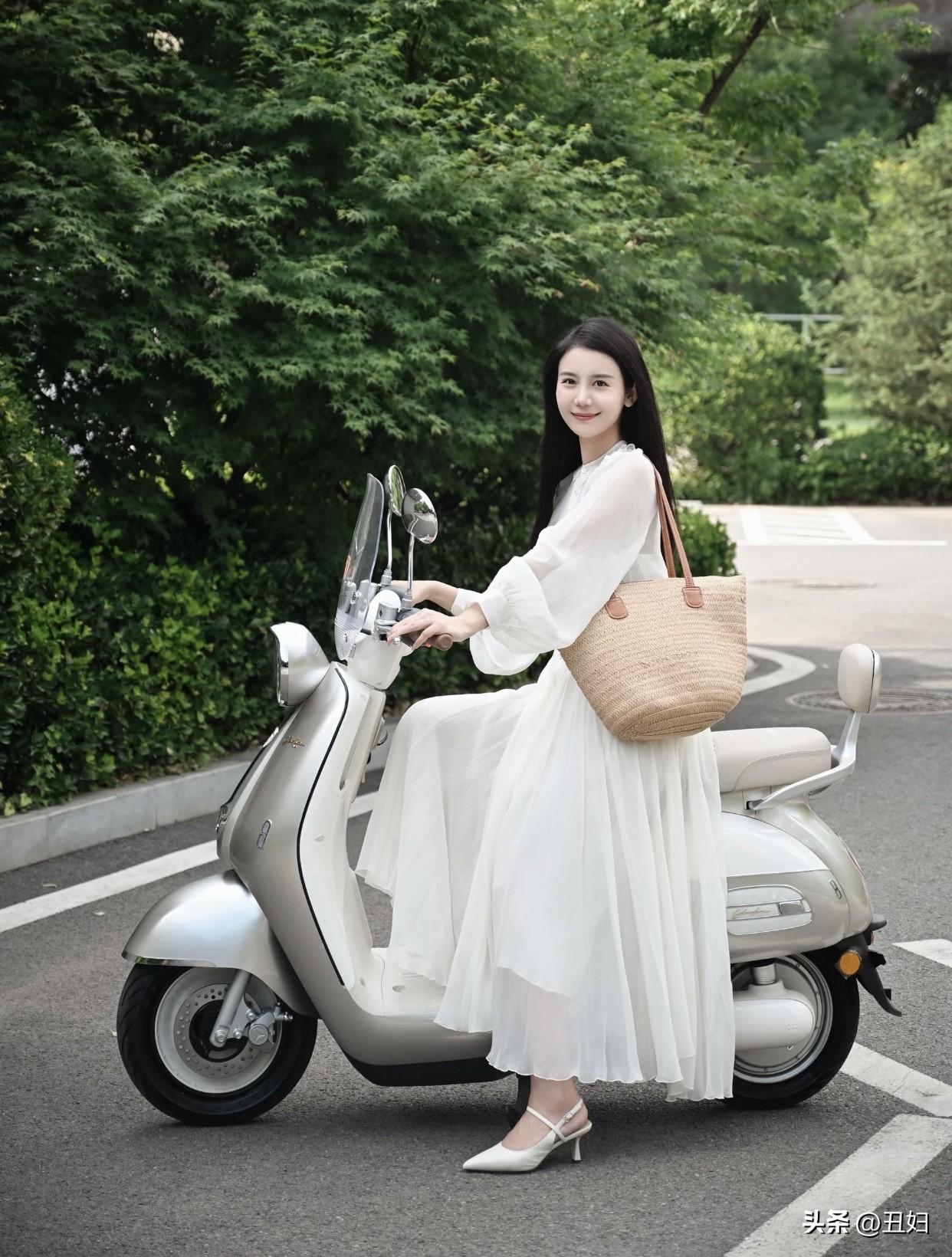 什么样的女性最美真正的美，是自信、善良、智慧，是岁月沉淀出的内在光芒。