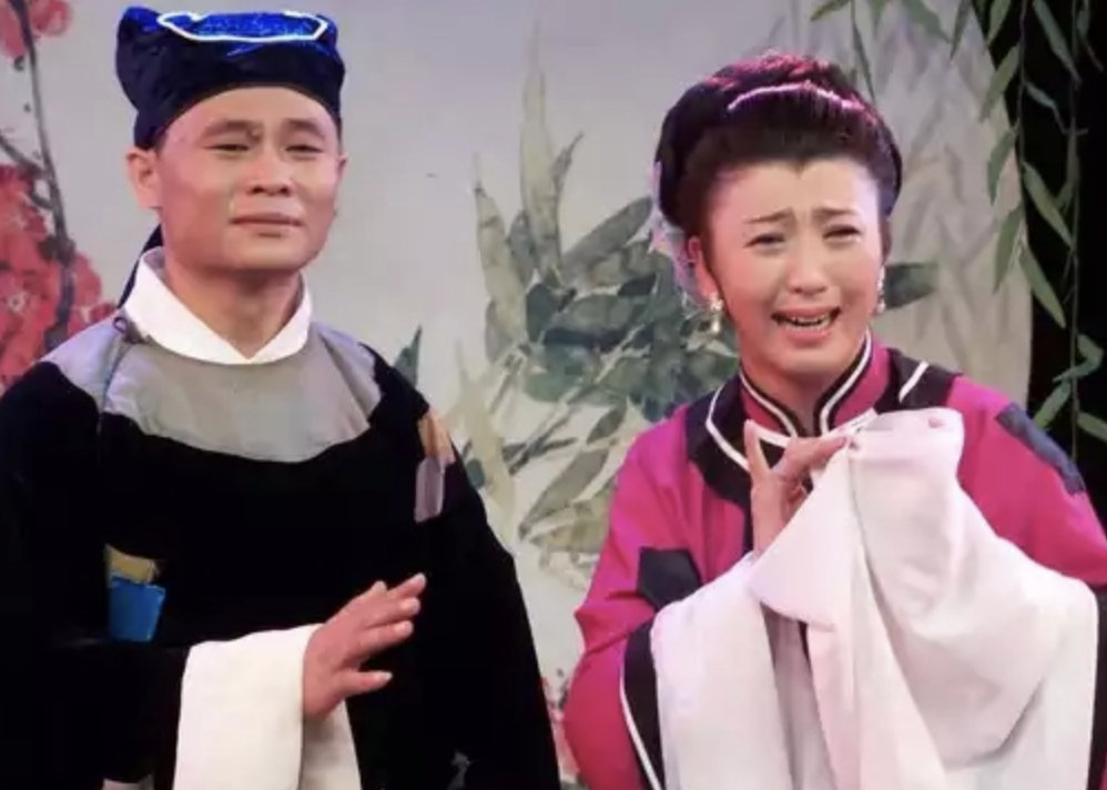 现在都流行富人向穷人哭穷了！演员闫学晶哭穷引争议