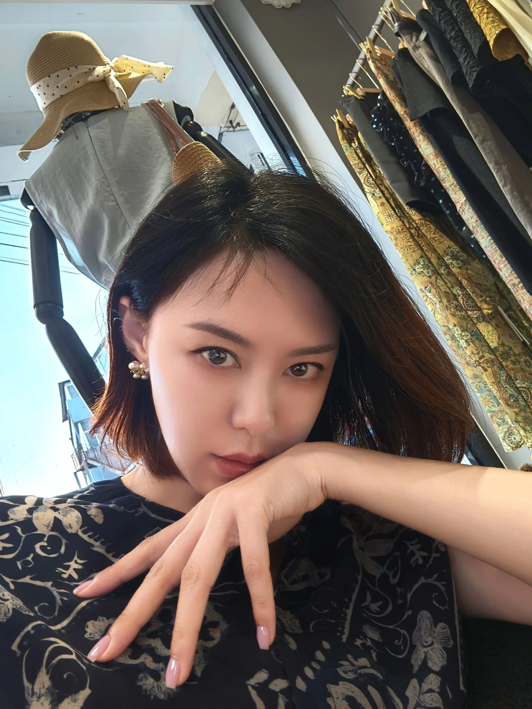 我觉得我手还挺好看的 瘦瘦长长的😁😁😁