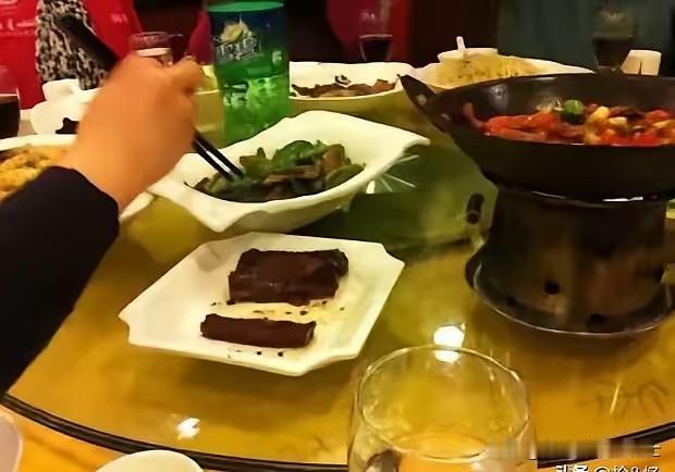 吉林长春一51 岁女子在餐馆就餐后，结账时20 岁的女收银员喊了两声"阿姨"结账