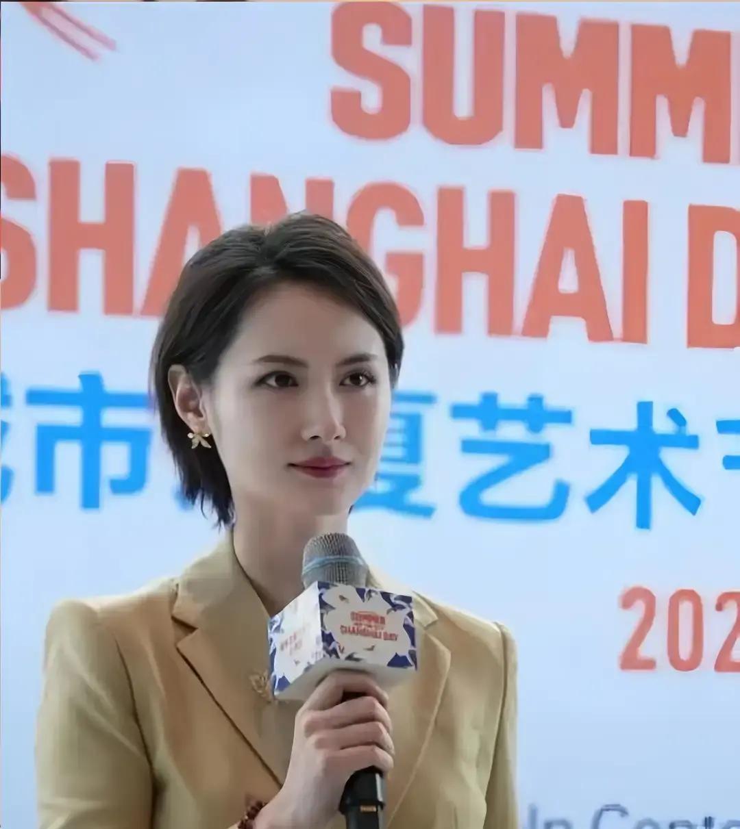 一个干了快二十年的资深女主持，见惯了世博会和金爵电影节的大场面，却在最近的一场首