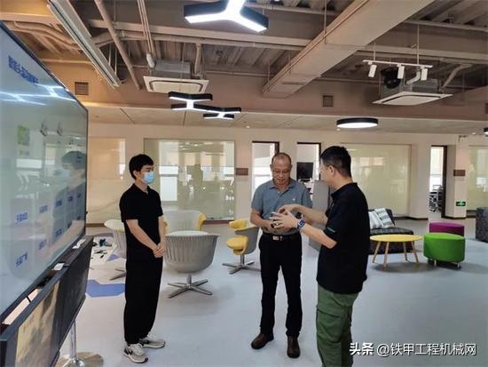 8月19日，中国工程机械工业协会吴培国秘书长，到石家庄天远科技集团有限公司进行调